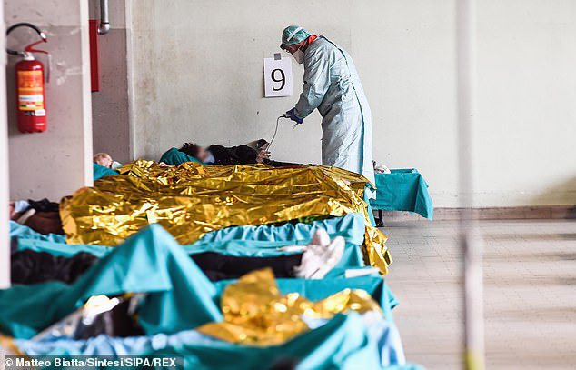Thảm cảnh với y bác sĩ Vũ Hán tái diễn ở Italy: Nhân viên y tế tím mặt vì đeo khẩu trang, ngủ gục trên bàn vì kiệt sức - Ảnh 8.