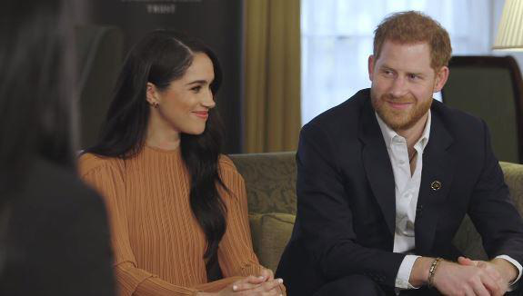 Sau buổi chia tay ồn ào, nhà Meghan Markle tung hình ảnh mới, đáng chú ý là biểu cảm của Harry khiến nhiều người không biết nên vui hay buồn - Ảnh 2.