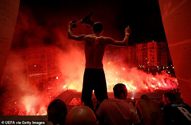 Hàng ngàn fan PSG tụ tập quẩy cực sung như thể đội nhà vừa vô địch Champions League trong lúc chính phủ khuyến cáo không ra đường vì lo ngại COVID-19 lây lan - Ảnh 5.