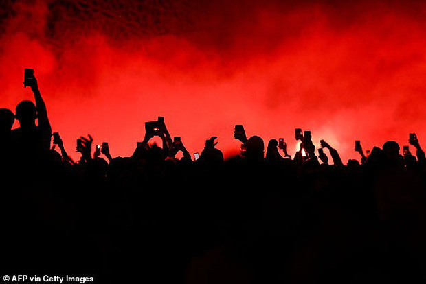 Hàng ngàn fan PSG tụ tập quẩy cực sung như thể đội nhà vừa vô địch Champions League trong lúc chính phủ khuyến cáo không ra đường vì lo ngại COVID-19 lây lan - Ảnh 6.