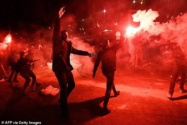 Hàng ngàn fan PSG tụ tập quẩy cực sung như thể đội nhà vừa vô địch Champions League trong lúc chính phủ khuyến cáo không ra đường vì lo ngại COVID-19 lây lan - Ảnh 7.