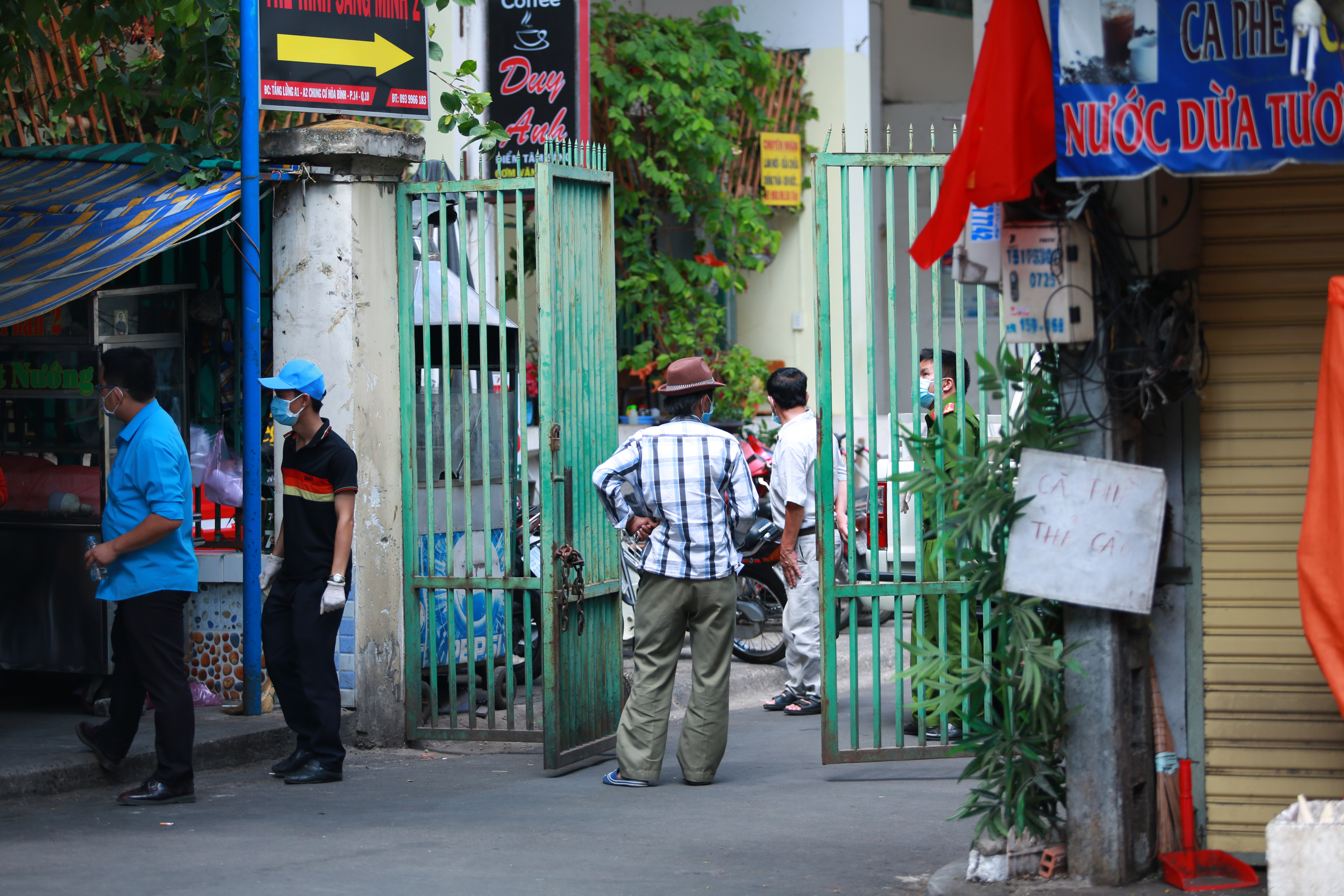 [ẢNH] Phong toả chung cư có ca nhiễm Covid-19 thứ 48 ở Sài Gòn, cư dân nhận tiếp tế lương thực qua hàng rào - Ảnh 5.