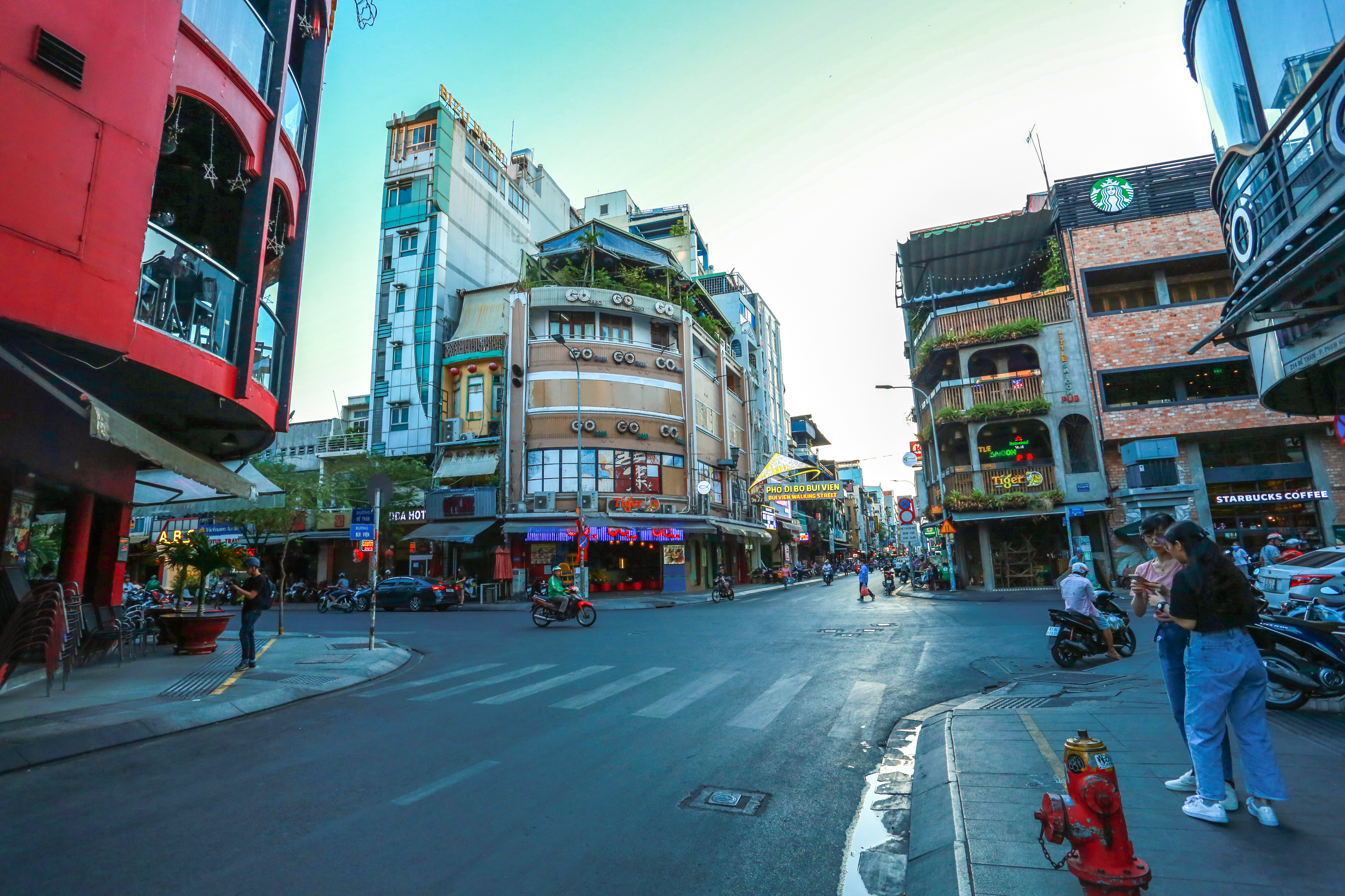 [ẢNH] Hàng loạt quán bar, nhà hàng phố Tây Bùi Viện đóng cửa để phòng chống dịch Covid-19 - Ảnh 14.