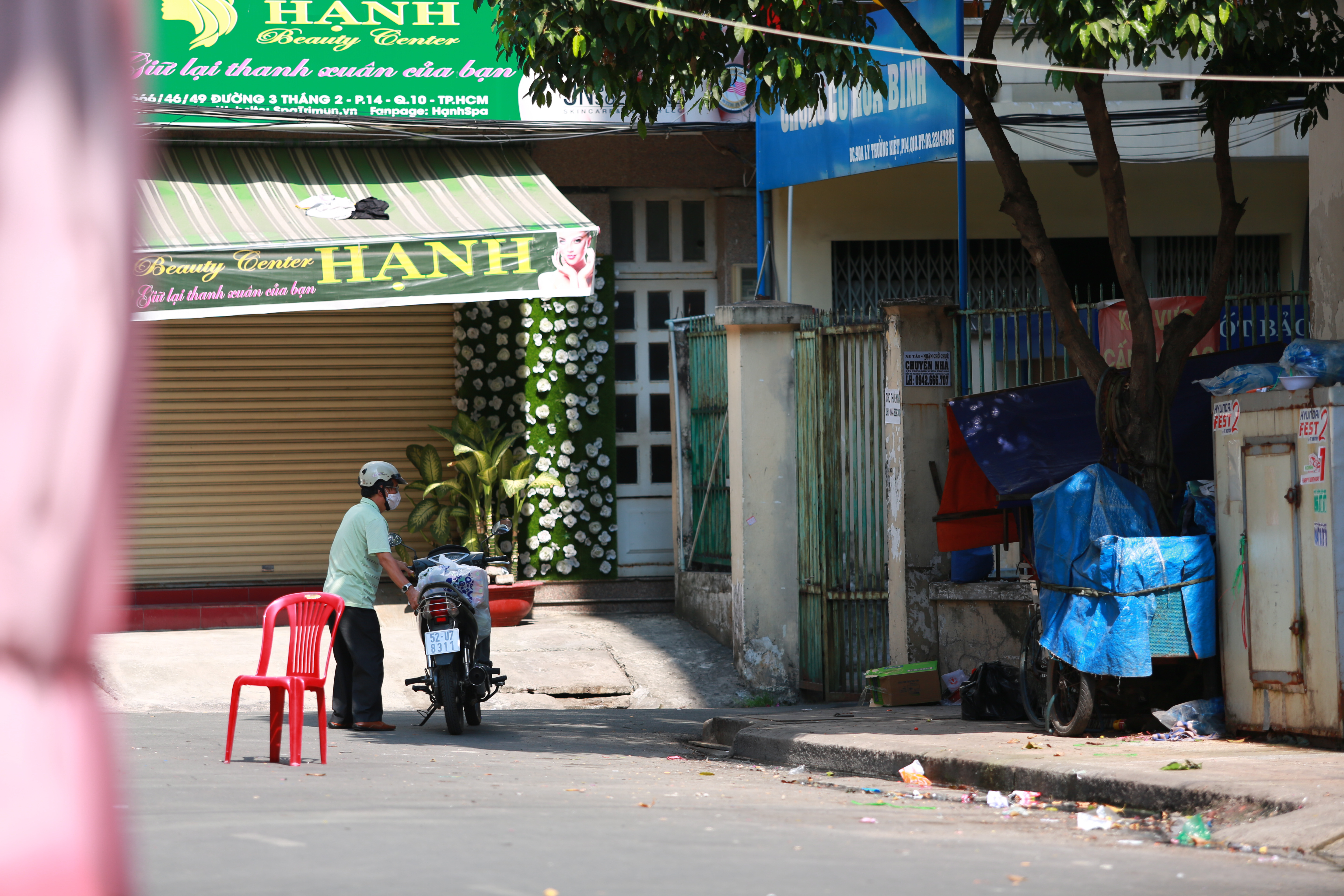 [ẢNH] Phong toả chung cư có ca nhiễm Covid-19 thứ 48 ở Sài Gòn, cư dân nhận tiếp tế lương thực qua hàng rào - Ảnh 13.