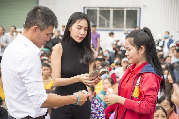 Những lần Thuỷ Tiên - Công Vinh đồng vợ đồng chồng làm việc tốt: Chẳng ngại chi tiền tỷ, ở đâu có lũ có hạn ở đó có cặp đôi - Ảnh 4.