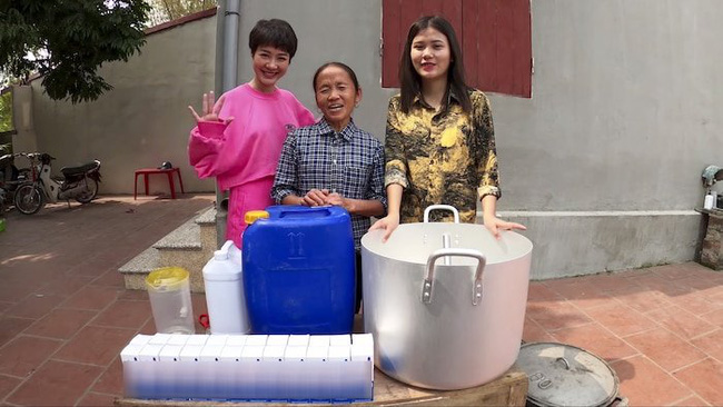 Bà Tân Vlog làm 100 lít nước rửa tay khô phát miễn phí cho mọi người, hành động đẹp khiến dân mạng khen nức nở - Ảnh 1.