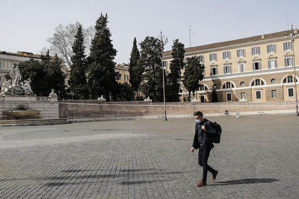 Hành động hơn vạn lời nói: Hình ảnh cho thấy người dân Italy nghiêm chỉnh chấp hành quy tắc một mét để đẩy lùi giặc Covid-19 - Ảnh 3.