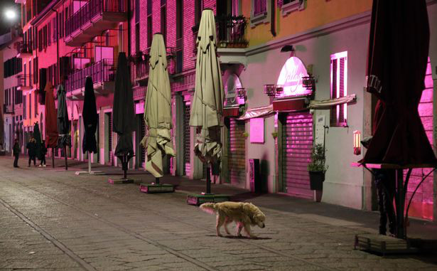 Hành động hơn vạn lời nói: Hình ảnh cho thấy người dân Italy nghiêm chỉnh chấp hành quy tắc một mét để đẩy lùi giặc Covid-19 - Ảnh 5.