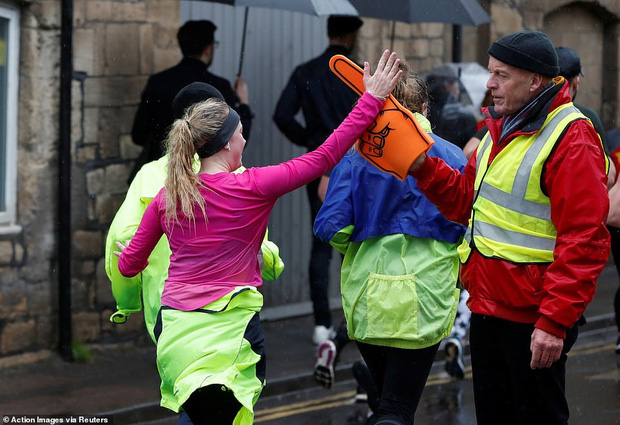 Mặc COVID-19, hàng ngàn CĐV Anh vẫn tung tăng đi xem bóng đá, thi chạy marathon khiến báo đài nước này hốt hoảng: Các người đang nghĩ cái quái gì vậy? - Ảnh 6.