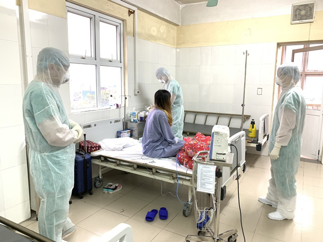Tận mắt xem bác sĩ điều trị bệnh nhân nhiễm Covid-19 tại Quảng Ninh - Ảnh 2.