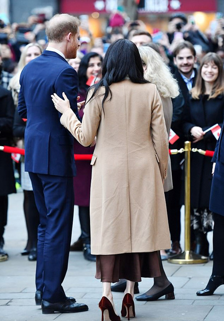 Meghan Markle bị tố kiểm soát, ra lệnh và đánh dấu chủ quyền đối với Harry chỉ thông qua một chi tiết nhỏ nhưng ai cũng nhìn ra - Ảnh 3.