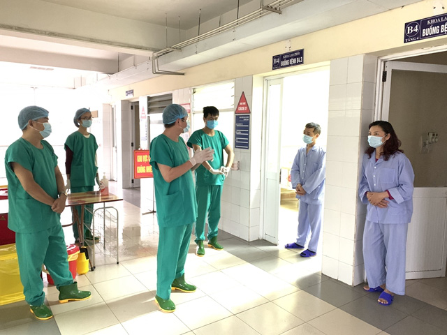 Tận mắt xem bác sĩ điều trị bệnh nhân nhiễm Covid-19 tại Quảng Ninh - Ảnh 5.