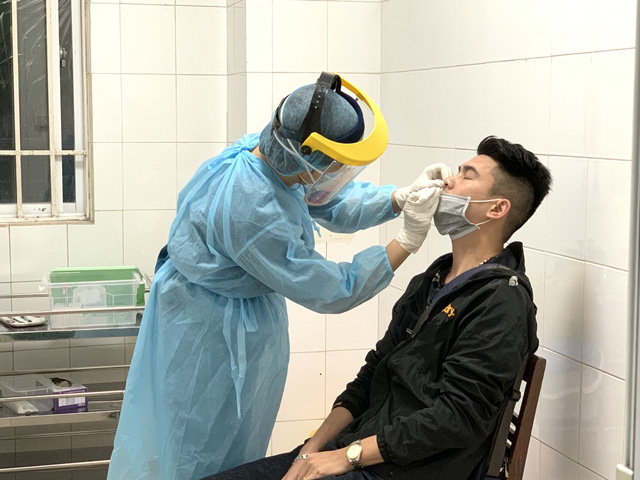 Tận mắt xem bác sĩ điều trị bệnh nhân nhiễm Covid-19 tại Quảng Ninh - Ảnh 7.