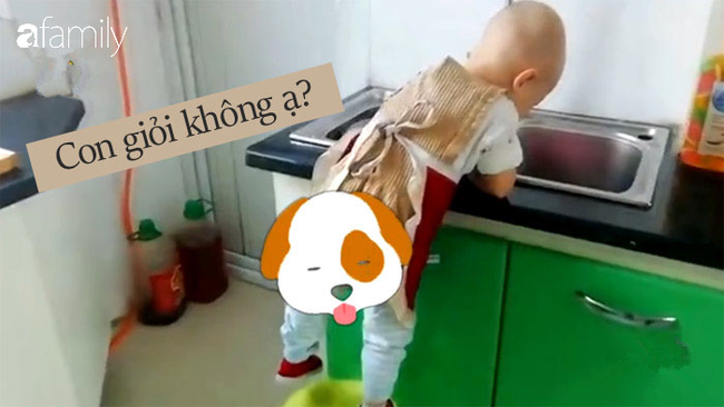 Em bé hơn 2 tuổi nổi như cồn vì biết giúp mẹ làm bánh, rửa bát, giặt quần áo và nhiều việc nhà trong lúc nghỉ học - Ảnh 1.