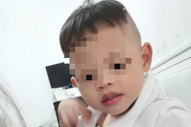 Bị làm phiền giấc ngủ, người đàn ông ném đứa trẻ 4 tuổi xuống đường rồi thản nhiên ngủ tiếp, người vợ về nhà nhận lấy kết cục đau lòng - Ảnh 1.