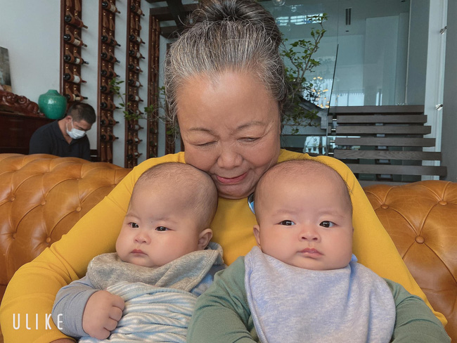 Hot mom Văn Thùy Dương hạnh phúc ngắm mẹ bế 2 cháu ngoại sinh đôi, song món đồ nhỏ cài trên áo bà khiến ai cũng xúc động khi nhìn thấy - Ảnh 3.