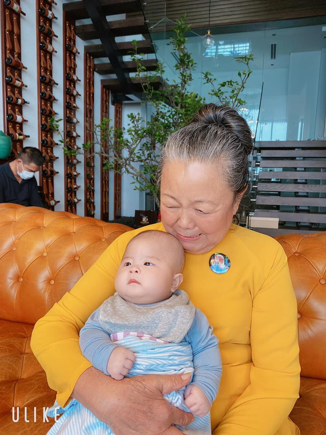 Hot mom Văn Thùy Dương hạnh phúc ngắm mẹ bế 2 cháu ngoại sinh đôi, song món đồ nhỏ cài trên áo bà khiến ai cũng xúc động khi nhìn thấy - Ảnh 4.