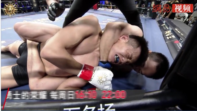 Võ sĩ MMA Trung Quốc tưởng ngất vì đòn siết cổ bỗng phản công ngoạn mục đến khó tin - Ảnh 2.