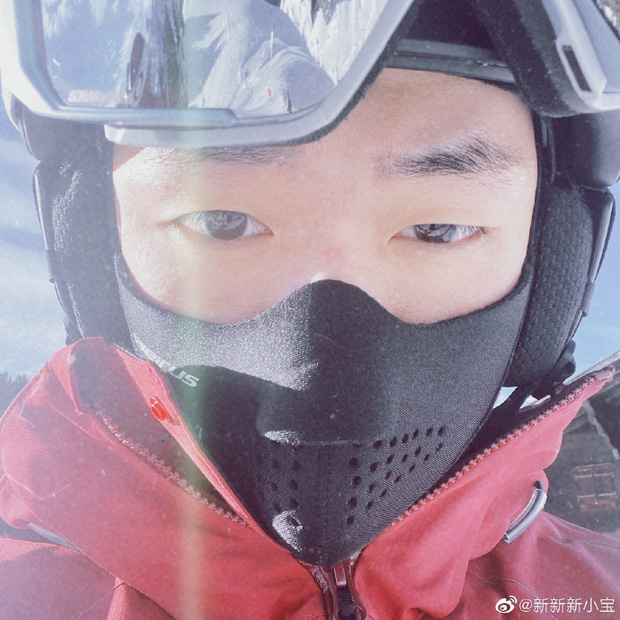 Con trai Triệu Vy khoe ảnh gia đình đi trượt tuyết, để lộ chi tiết làm dấy nghi vấn cha mẹ đã ly hôn - Ảnh 1.