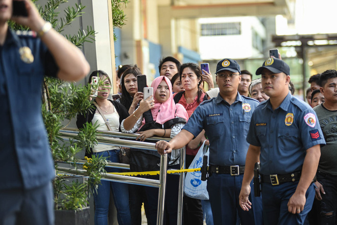Nổ súng, bắt giữ hàng chục con tin trong trung tâm thương mại Philippines - Ảnh 2.