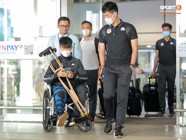 Duy Mạnh phải dùng xe lăn, nhảy lò cò lên xe buýt khi trở về Hà Nội, vẫn chưa thể đi chụp chiếu đầu gối - Ảnh 1.