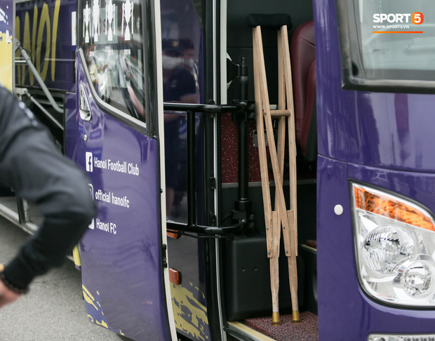 Duy Mạnh phải dùng xe lăn, nhảy lò cò lên xe buýt khi trở về Hà Nội, vẫn chưa thể đi chụp chiếu đầu gối - Ảnh 12.