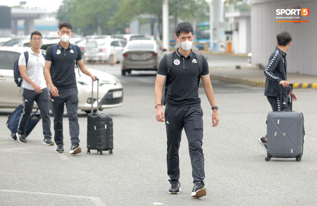 Duy Mạnh phải dùng xe lăn, nhảy lò cò lên xe buýt khi trở về Hà Nội, vẫn chưa thể đi chụp chiếu đầu gối - Ảnh 9.