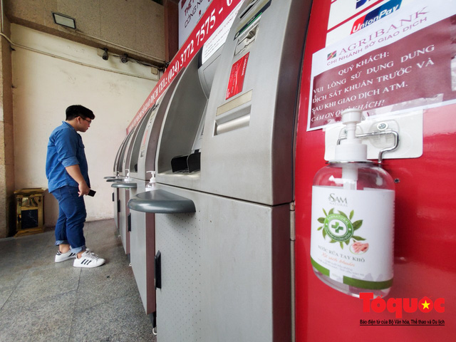 Trang bị nước rửa tay sát khuẩn cho cây ATM phòng dịch Covid - 19 - Ảnh 7.
