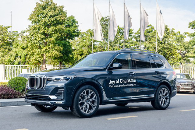 BMW X7 giảm giá kỷ lục 350 triệu đồng trong cuộc đua khốc liệt với Mercedes-Benz GLS tại Việt Nam - Ảnh 1.