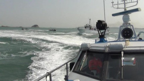 Tàu cảnh sát biển Đài Loan va chạm với 10 xuồng cao tốc Trung Quốc - Ảnh 3.