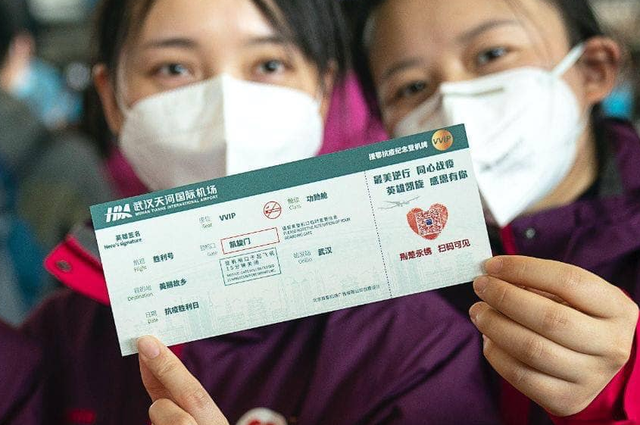 Xúc động tấm thẻ lên máy bay đặc biệt mỗi bác sỹ nhận được trước khi rời tâm dịch Vũ Hán - Ảnh 3.