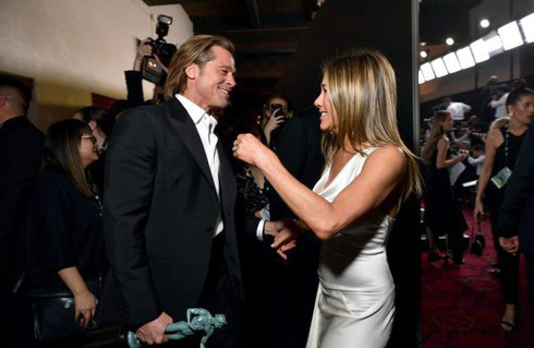 Angelina Jolie tức giận khi Brad Pitt giới thiệu vợ cũ Jennifer Aniston với các con - Ảnh 2.