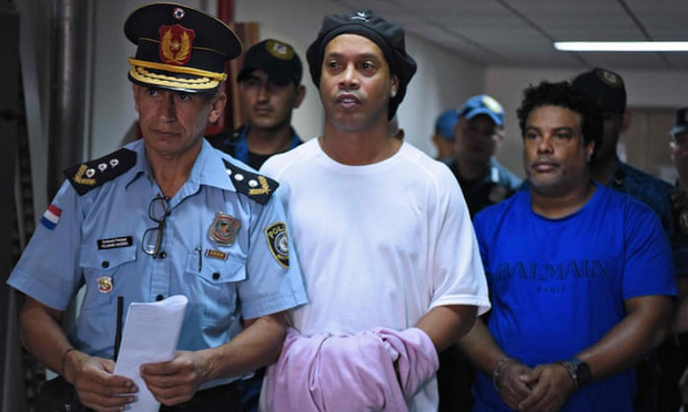 Huyền thoại Ronaldinho đón sinh nhật tuổi 40 bằng một bữa tiệc nướng hoành tráng ngay trong tù - Ảnh 2.