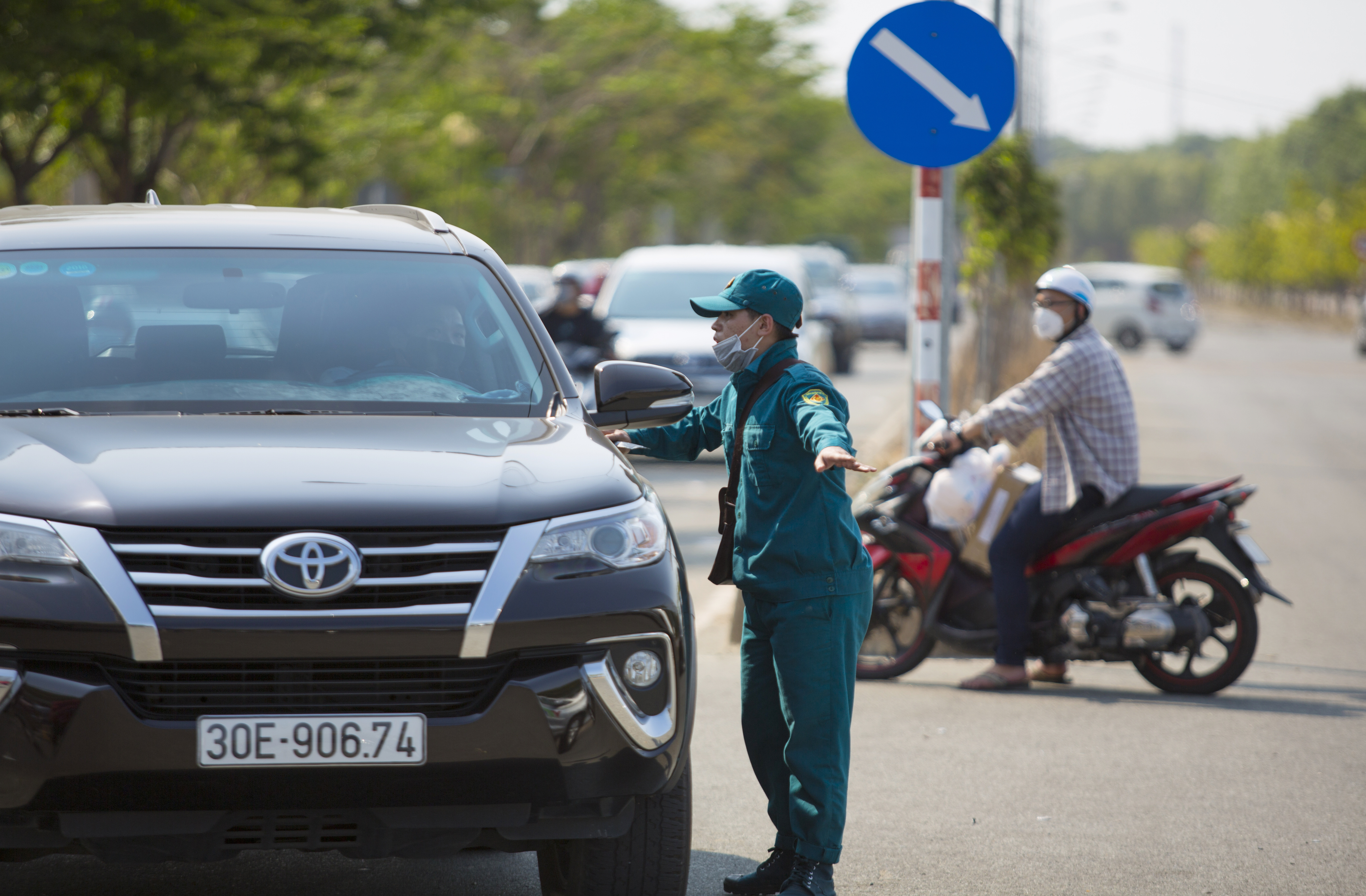 Vã mồ hôi giữa cái nóng 35 độ C để khiêng tủ lạnh, quạt mát, đệm cho người cách ly  - Ảnh 6.