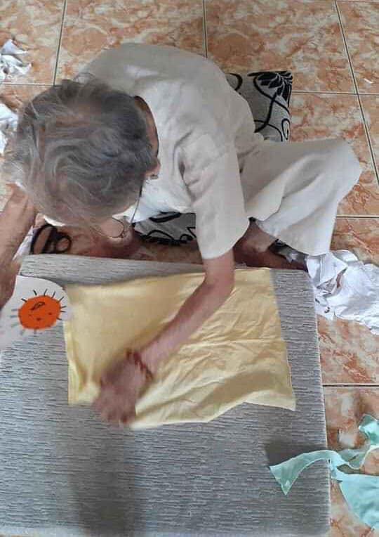 Cảm động hình ảnh bà cụ dù đã 95 tuổi ngồi miệt mài may khẩu trang vải giúp mọi người chống dịch Covid-19 - Ảnh 3.
