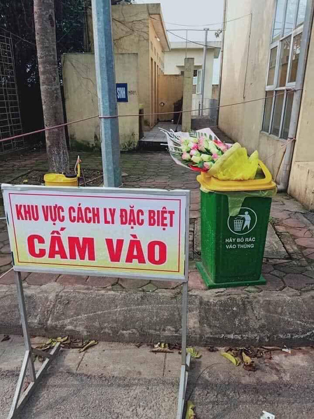 Nam thanh niên ném hoa bác sĩ tặng vào thùng rác ngay sau khi rời khỏi khu cách ly đã gọi điện xin lỗi - Ảnh 1.