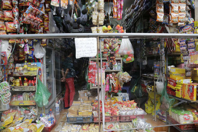 Ảnh: Chủ cửa hàng sống gần khu phố cách ly ở Hà Nội tung chiêu độc để phòng chống dịch Covid-19 - Ảnh 11.