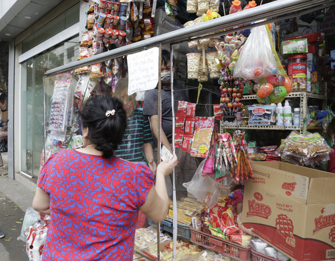 Ảnh: Chủ cửa hàng sống gần khu phố cách ly ở Hà Nội tung chiêu độc để phòng chống dịch Covid-19 - Ảnh 16.