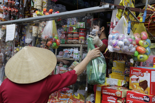 Ảnh: Chủ cửa hàng sống gần khu phố cách ly ở Hà Nội tung chiêu độc để phòng chống dịch Covid-19 - Ảnh 17.