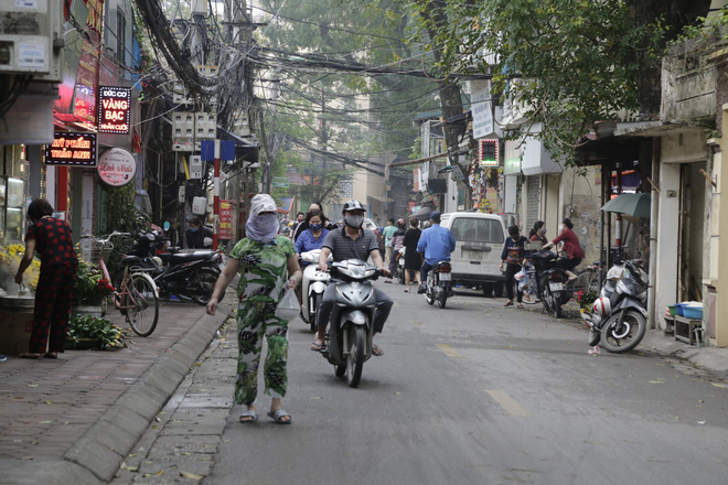Ảnh: Chủ cửa hàng sống gần khu phố cách ly ở Hà Nội tung chiêu độc để phòng chống dịch Covid-19 - Ảnh 3.