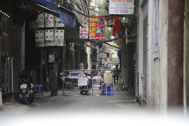 Ảnh: Chủ cửa hàng sống gần khu phố cách ly ở Hà Nội tung chiêu độc để phòng chống dịch Covid-19 - Ảnh 4.