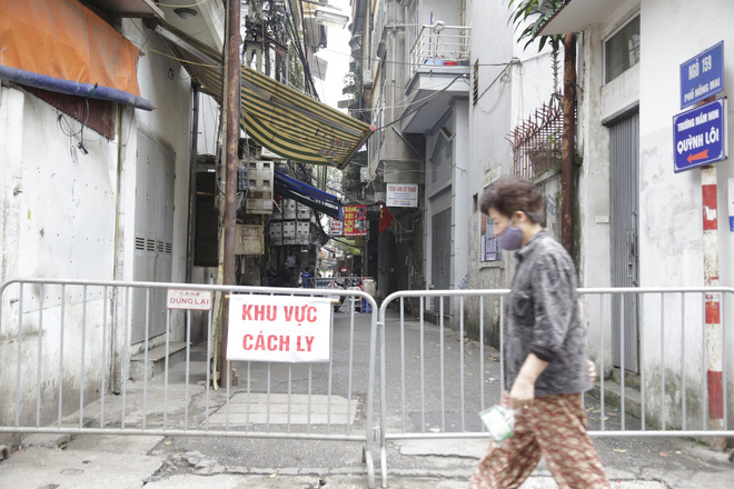 Ảnh: Chủ cửa hàng sống gần khu phố cách ly ở Hà Nội tung chiêu độc để phòng chống dịch Covid-19 - Ảnh 5.