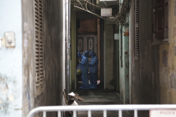 Ảnh: Chủ cửa hàng sống gần khu phố cách ly ở Hà Nội tung chiêu độc để phòng chống dịch Covid-19 - Ảnh 6.