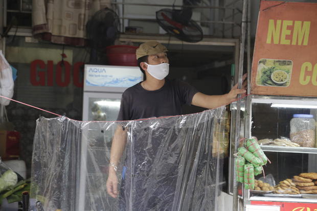 Ảnh: Chủ cửa hàng sống gần khu phố cách ly ở Hà Nội tung chiêu độc để phòng chống dịch Covid-19 - Ảnh 7.