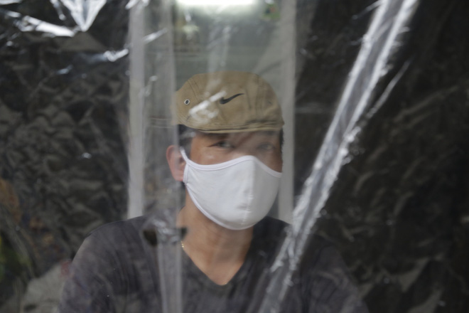 Ảnh: Chủ cửa hàng sống gần khu phố cách ly ở Hà Nội tung chiêu độc để phòng chống dịch Covid-19 - Ảnh 8.