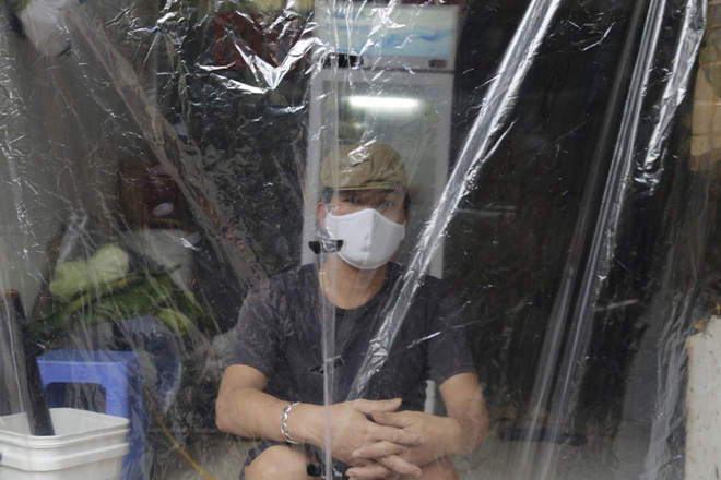 Ảnh: Chủ cửa hàng sống gần khu phố cách ly ở Hà Nội tung chiêu độc để phòng chống dịch Covid-19 - Ảnh 9.