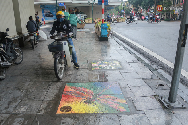  Ảnh: Nắp cống, hố ga “vô tri, vô giác” tại phố đi bộ Hà Nội biến thành tác phẩm nghệ thuật đẹp như tranh vẽ  - Ảnh 10.