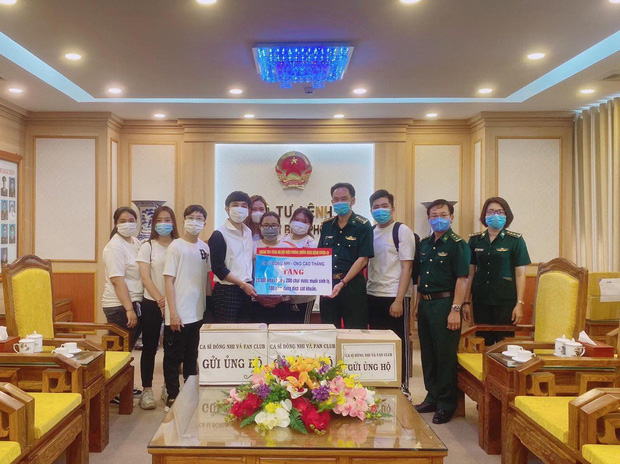 Vợ chồng Đông Nhi - Ông Cao Thắng và fanclub khủng trao tặng 35.000 khẩu trang, loạt vật dụng y tế phòng dịch Covid-19 - Ảnh 1.