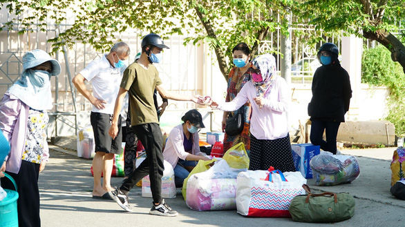 [Dịch Covid-19 ngày 24/3]: TPHCM quyết định tạm dừng các hoạt động vui chơi giải trí, nhà hàng, quán bia từ 18h hôm nay - 6 nhóm giải pháp hỗ trợ DN, NLĐ trước dịch bệnh - Ảnh 1.