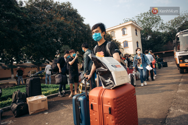  Chùm ảnh xúc động buổi chia tay tại khu cách ly: Người đến người đi, chỉ có các cô chú nhân viên vẫn ở lại chống dịch  - Ảnh 13.